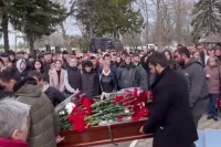 Нести гроб вызвались четверо человек, среди которых трое студентов учебного заведения.