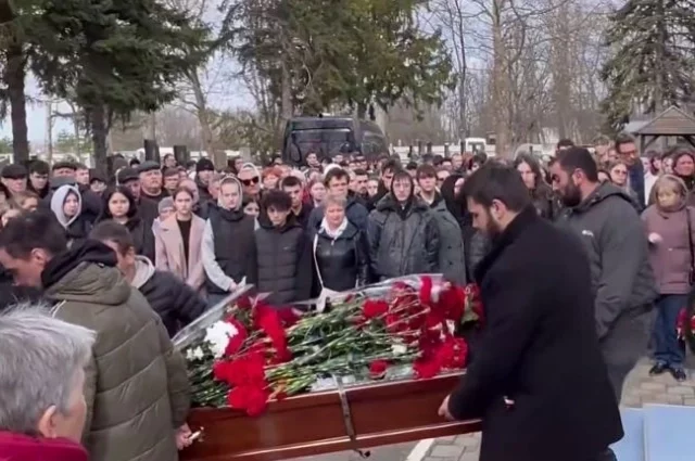 Нести гроб вызвались четверо человек, среди которых трое студентов учебного заведения.