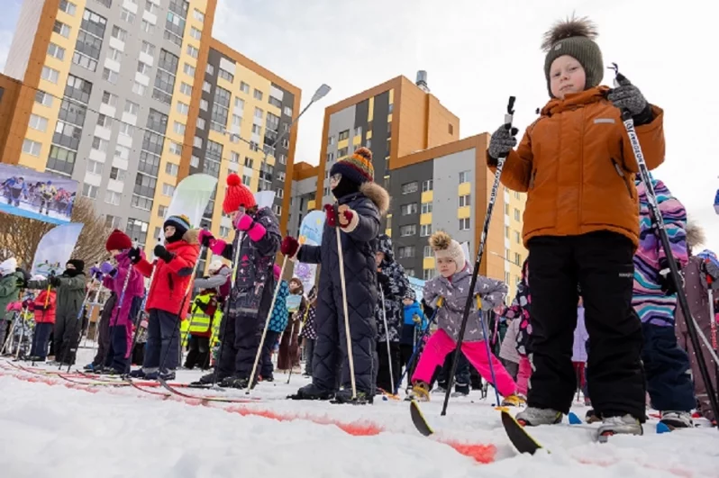Первыми на старт вышли самые юные лыжники.