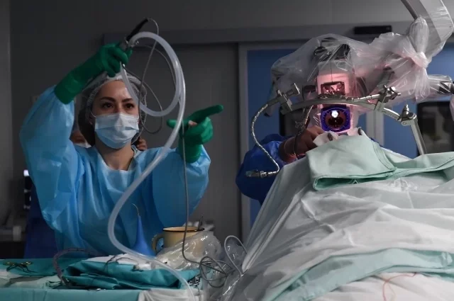 Операционная медсестра — правая рука хирурга.