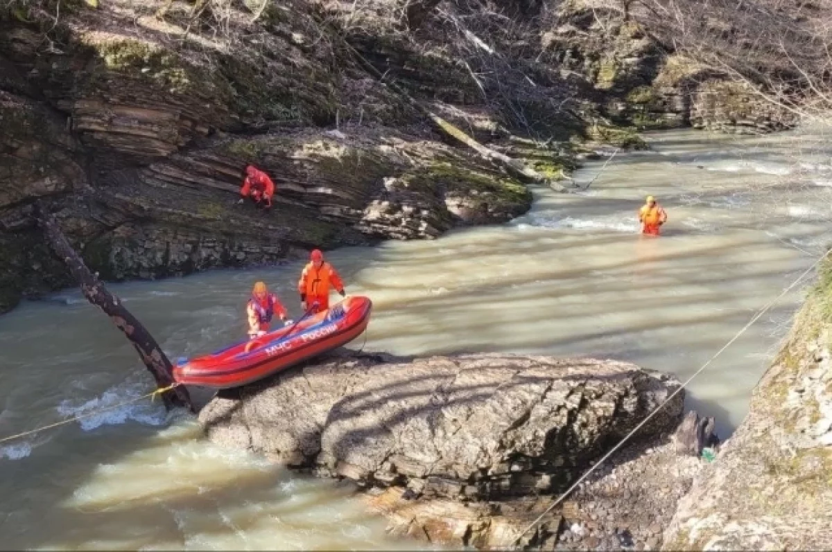 В Адыгее машина с пассажирами съехала в реку, погибли два человека
