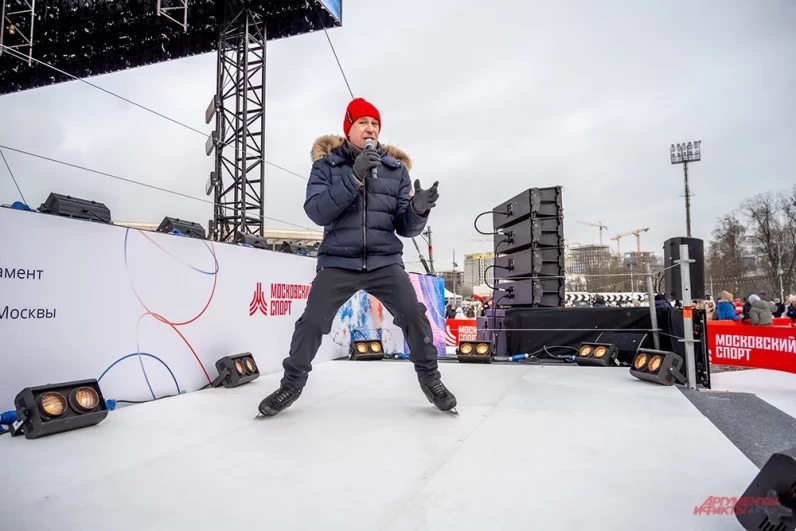 Еще один обладатель золотой медали Олимпийских игр Алексей Ягудин научил гостей самым базовым движениям в фигурном катании.