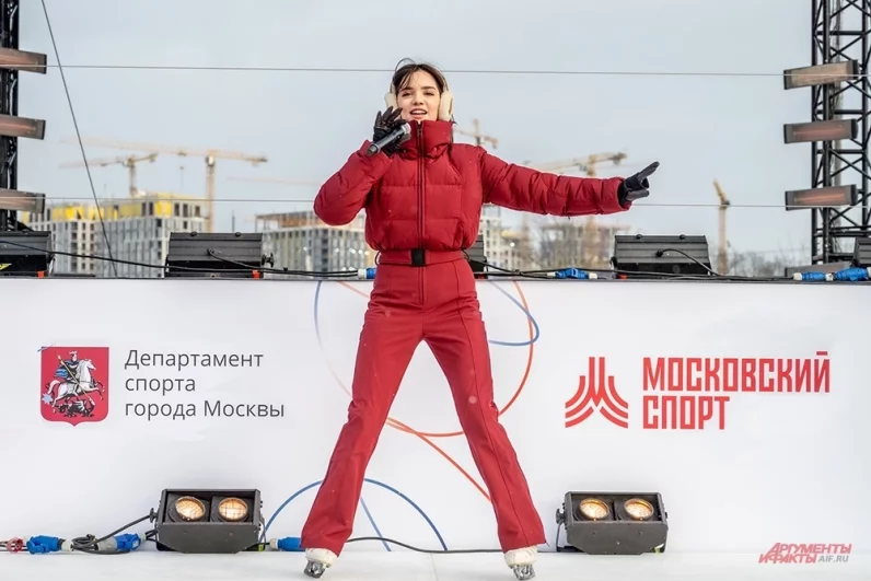 В Москве установили мировой рекорд: 15 февраля на катке в «Лужниках» 1370 человек участвовали в массовой тренировке по фигурному катанию под руководством «звезд» спорта. Одна из них - именитая фигуристка Евгения Медведева.