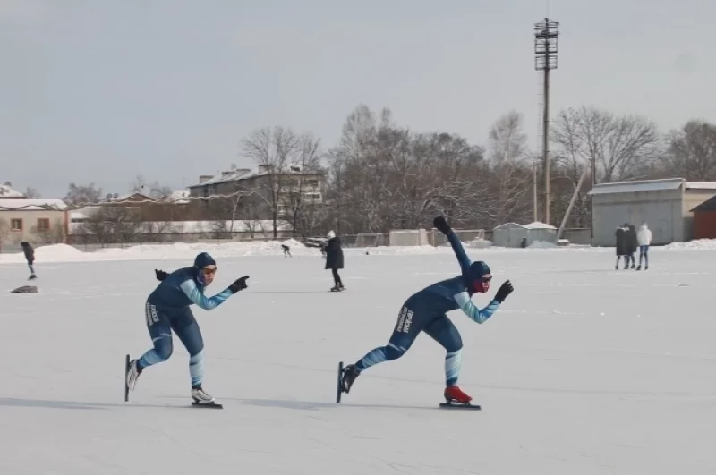 В первенстве ЕАО участвовало сто конькобежцев