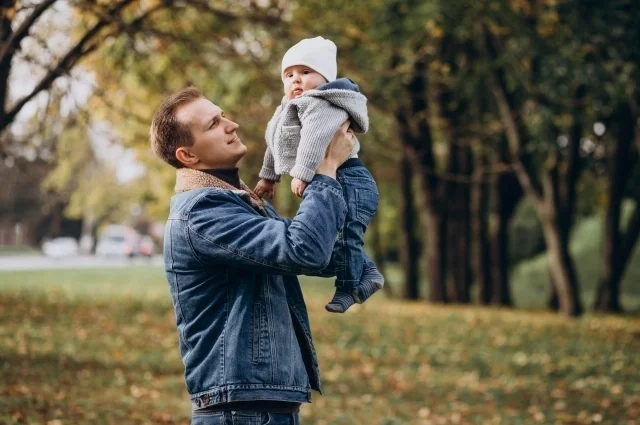 У нас в стране издавна за малышом ухаживает мама – считается, что если она родила, то и воспитывать ей.