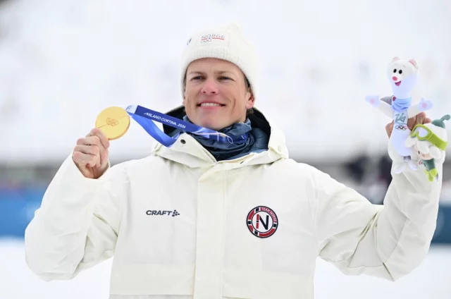 Йоханнес Клебо (Норвегия), завоевавший золотую медаль в спринте классическим стилем в лыжных гонках среди мужчин на XXV зимних Олимпийских играх в Валь-ди-Фьемме, на церемонии награждения.