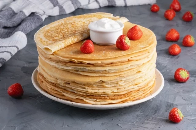 Классические блины толщиной 3-5 мм и размером с блюдце. На них обычно сверху намазывают сметану, варенье, икру, сгущенку, сахар и т. д. 