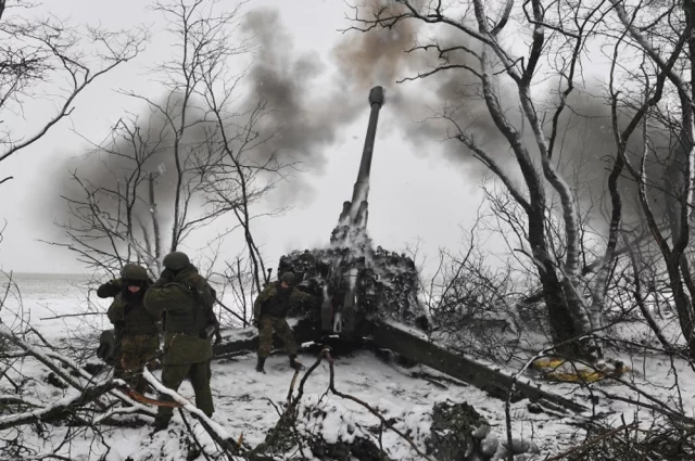 Российские пушки «Мста-Б» точными ударами разорвали бетонные пролеты моста в Константиновке.