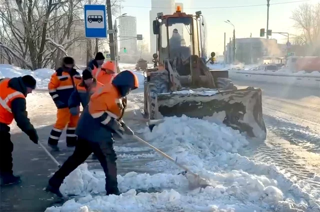 Обильные осадки, от которых в центре России уже успели отвыкнуть, заставляют потрудиться коммунальщиков.