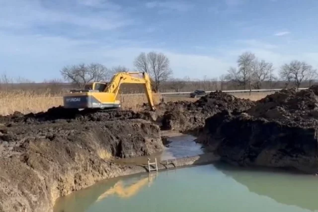 Вода в котловане постоянно повышалась.