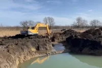 Вода в котловане постоянно повышалась.