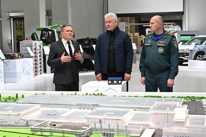 В понедельник, 16 февраля, мэр Москвы Сергей Собянин осмотрел ход строительства новых заводов по производству аккумуляторов в Красной Пахре. Кроме него на стройплощадку приехали министр РФ по делам гражданской обороны, чрезвычайным ситуациям и ликвидации последствий стихийных бедствий Александр Куренков и генеральный директор госкорпорации «Росатом» Алексей Лихачёв.