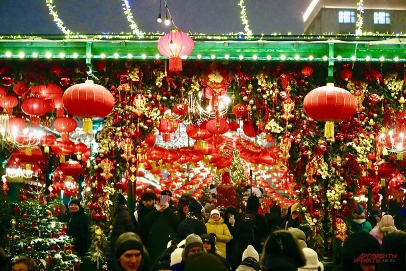Красные фонари — ключевой символ китайского Нового года и следующего за ним Фестиваля фонарей, олицетворяющий счастье, удачу, процветание и отпугивание злых духов.
