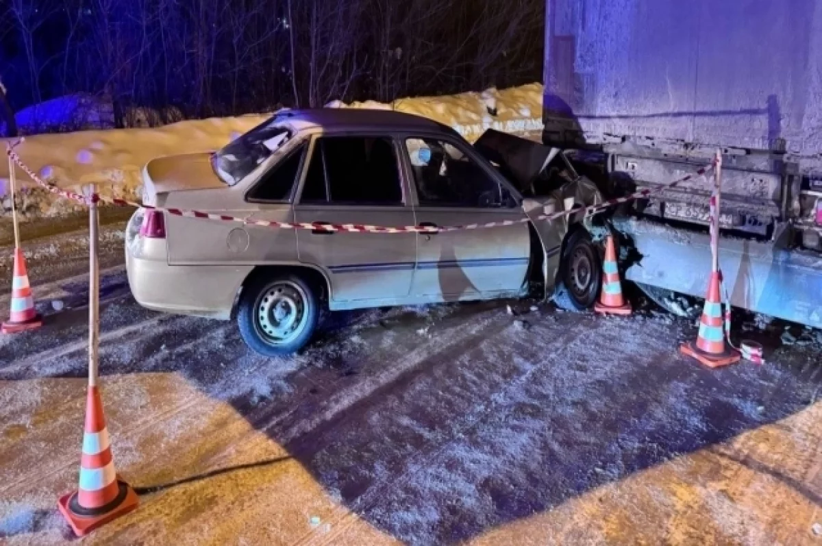 В Магнитогорске легковушку смяло после столкновения с фурой