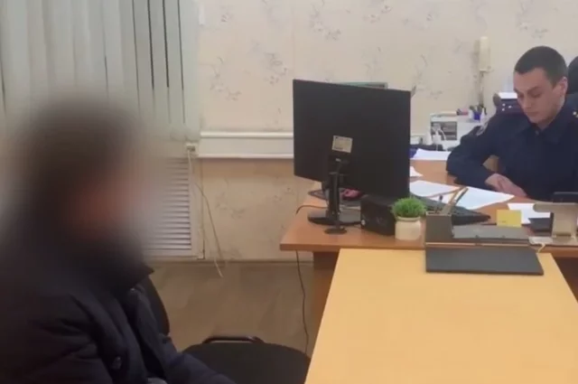 Подозреваемый в убийстве младенца на допросе у следователя