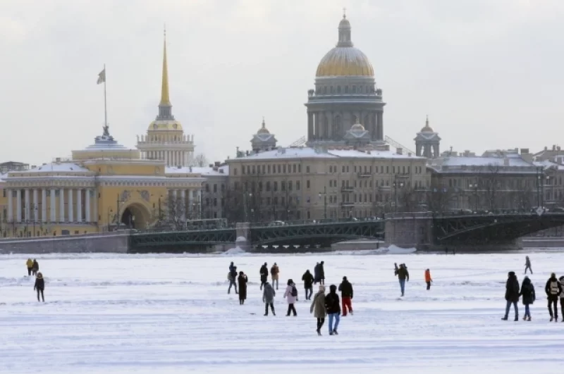 На Неве многолюдно.