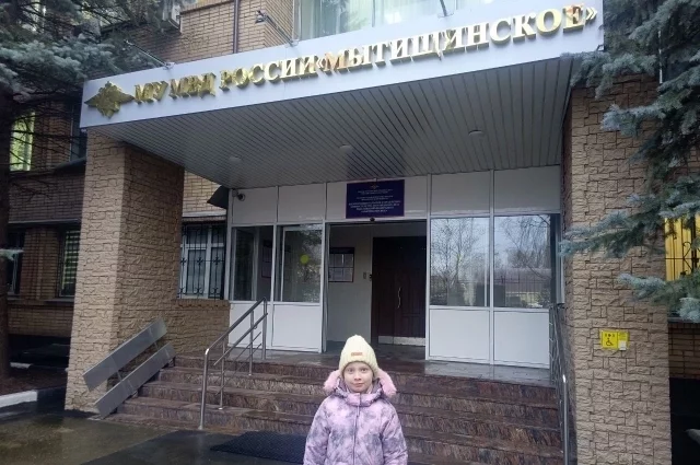 9-летняя Арина из Омска у здания мытищинской полиции в конце декабря 2025 года
