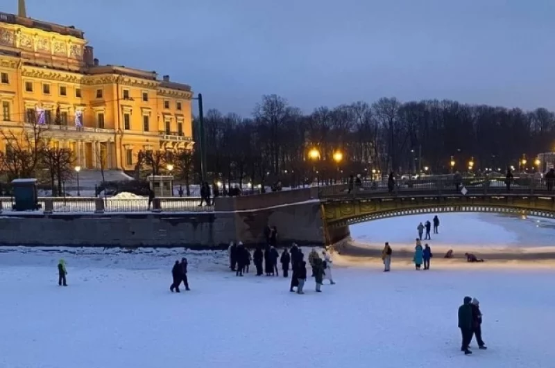 Сходить к Чижику-Пыжику по льду намного интереснее, чем по набережной.