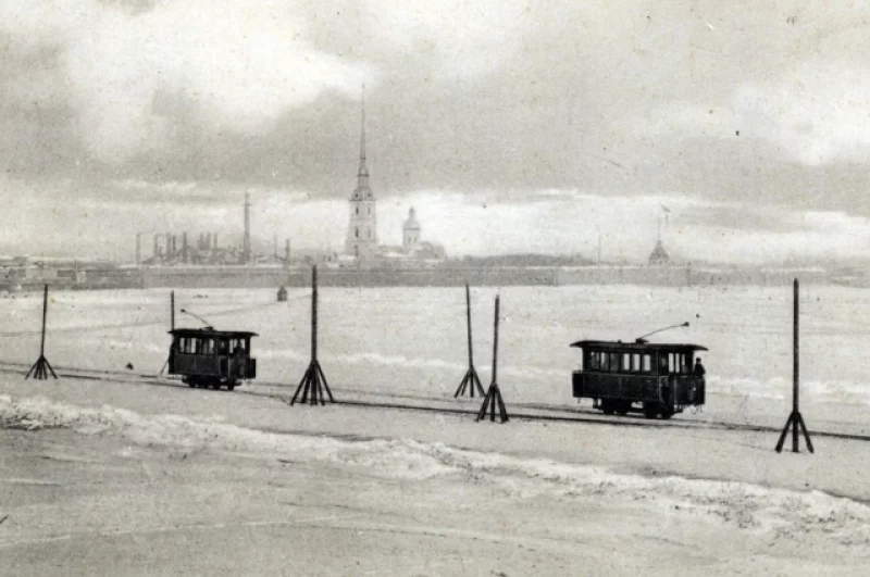 А в начале прошлого века тут ходил ледовый трамвайчик.