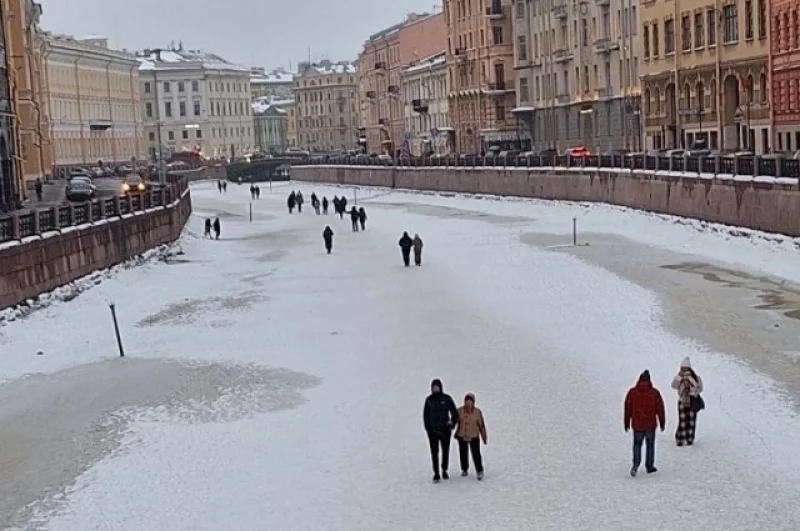 Народу здесь много и днём...