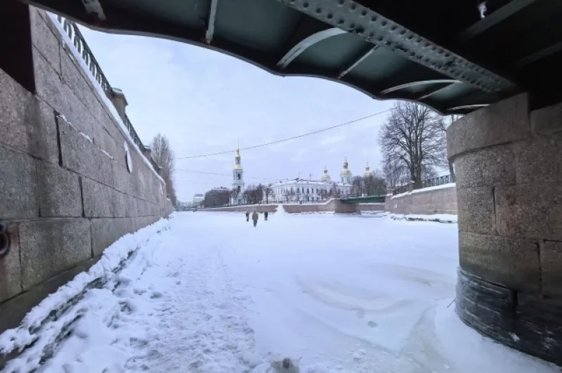 Загадочное Семимостье из-под моста. Многие загадывают своё желание прямо на льду.