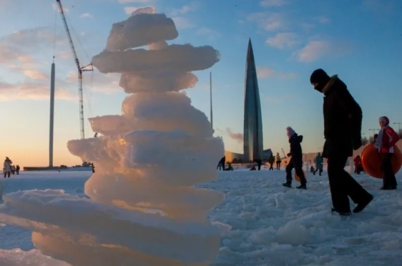...или складывает из него пирамидки.