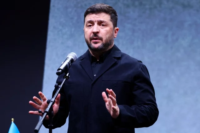 Непримиримость Зеленского на переговорном треке, по слухам, тревожит часть украинских элит. 