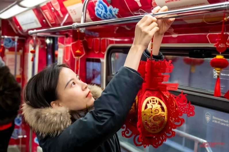 В интерьере вагонов использовали традиционные праздничные фонари.