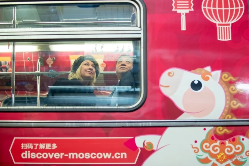 Представитель МИД РФ Мария Захарова и чрезвычайный посол КНР Чжан Ханьхуэя одними из первых проехали на этом поезде.