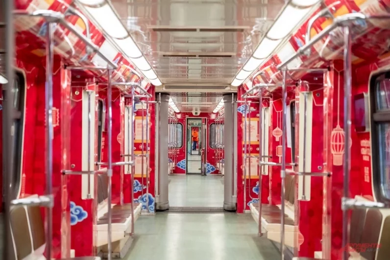 Состав оформлен в традиционных для китайской культуры красно-золотых цветах.