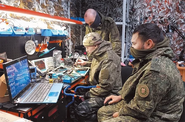 Инженеры мозгового центра «БАРС-3»: на переднем плане «Уст», посередине «Мегавольт», стоит «Рок»