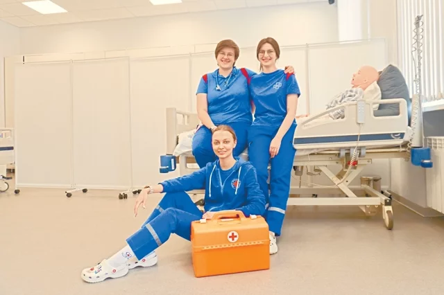 Будущие врачи скорой Дарья (внизу), Лиза (слева) и Саида (справа) учатся на четвёртом курсе колледжа. Но уже успели пора- ботать в ситуациях, когда их помощь спасла людям жизнь. 