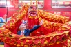 В столице празднуют Китайский Новый год. Яркий фестиваль на площадках «Зимы в Москве» продлится до 1 марта. Специально к торжеству Московский метрополитен подготовил тематический поезд, посвященный наступлению года Огненной Лошади.