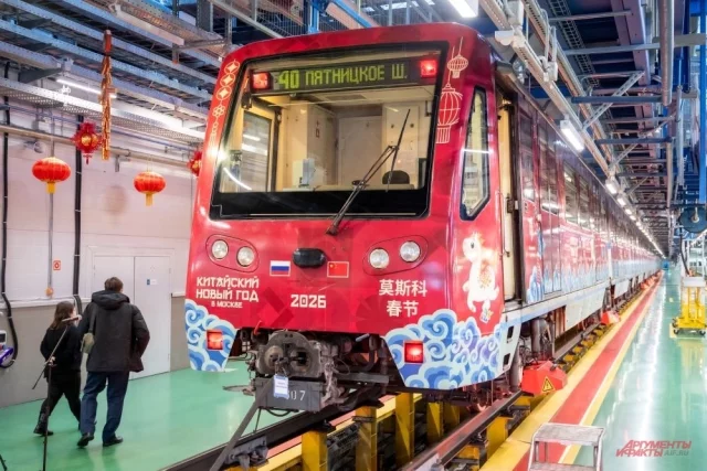 Вагоны состава украсили в азиатском стиле.