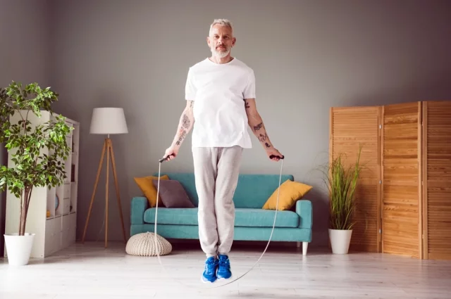 Прыжки каждый день — еще один способ укрепить кости.