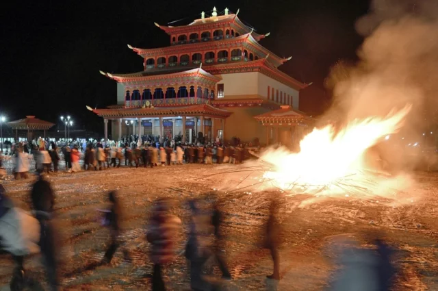 Верующие и монахи принимают участие в предновогоднем обряде очищения «Дугжууба» на территории Иволгинского дацана «Хамбын Хурээ» на окраине села Верхняя Иволга.