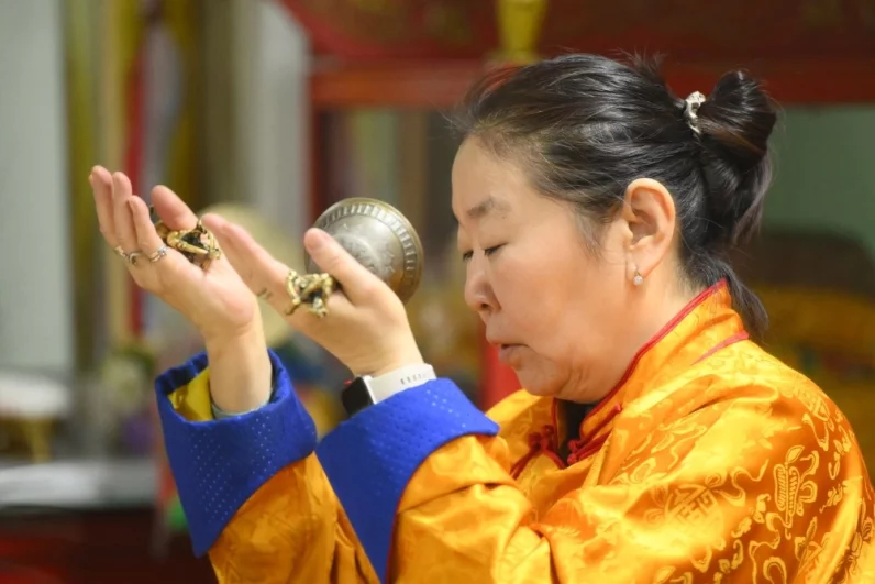 Настоятельница дацана Зоригма Будаева во время молебна 