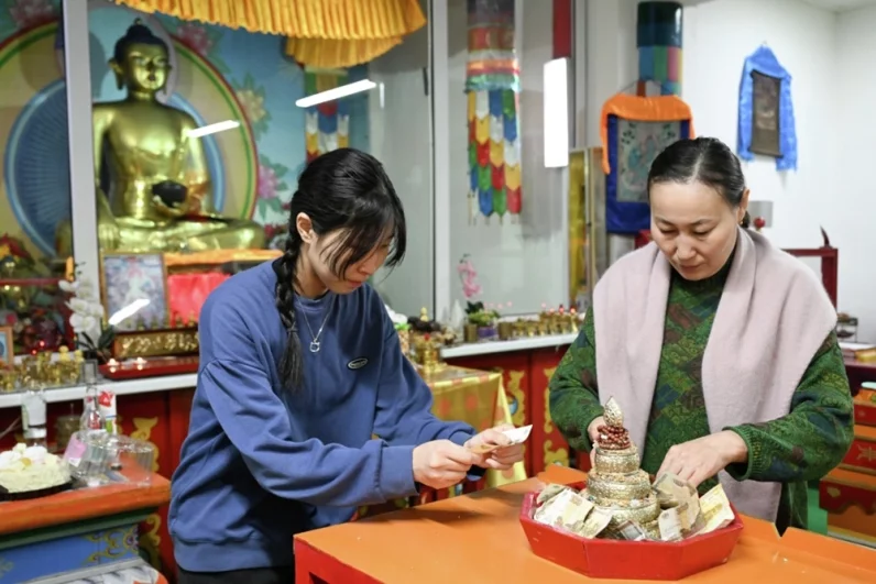 Девушки делают подношения в женском буддийском дацане «Зунгон Даржалинг» в Улан-Удэ.