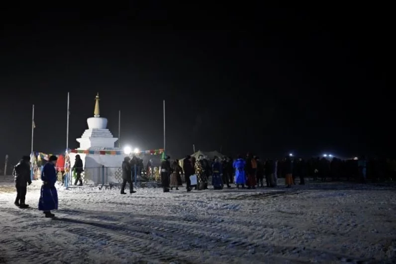 Участники мероприятия повязали ритуальные ленты у буддийской ступы — субургана, обойдя ее три раза и произнося благопожелания и молитвы. 