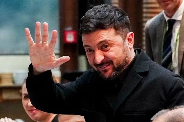 Зеленский пытается присягнуть на верность евроглобалистам, потому что политическая элита Европы готова оказывать ему помощь сегодня и сейчас.