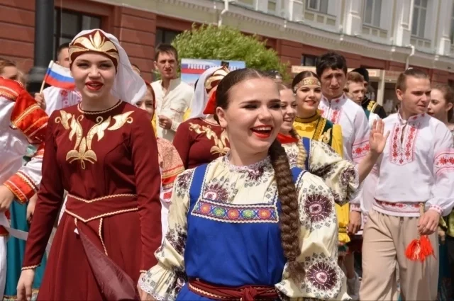 Язык омичей впитал в себя лексику и орфоэпичесикие особенности всех населющих регион народов.