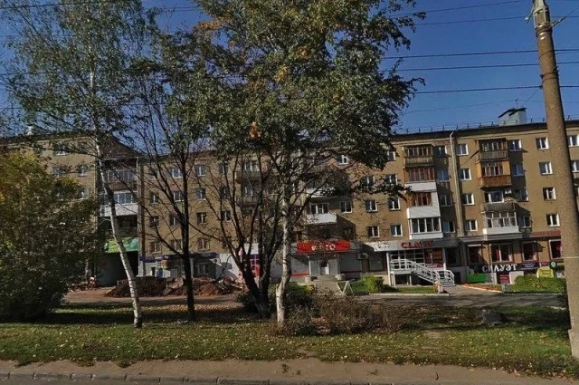 Дом, над которым рухнула крыша.