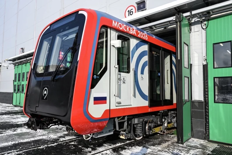 Обкатка проходит в два этапа: состав должен проехать сперва 15, а затем и 300 км. В пути специалисты испытывают безопасность и надежность работы поезда, плавность хода, замеряют длину тормозного пути.