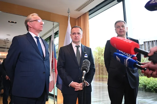 Заместитель министра иностранных дел РФ Михаил Галузин, помощник президента РФ Владимир Мединский, начальник главного разведывательного управления Генерального штаба ВС РФ адмирал Игорь Костюков.