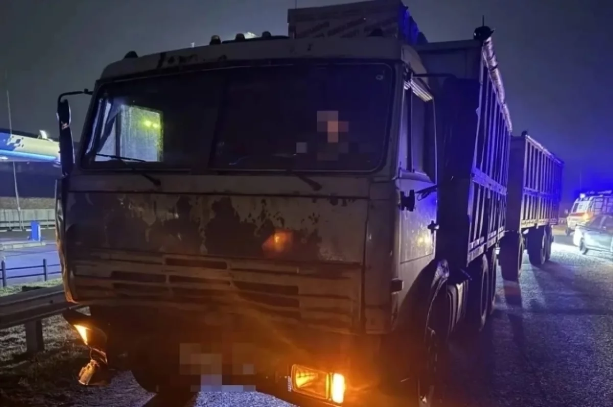 На Ставрополье грузовик врезался в стоящий автомобиль и задавил им пешехода