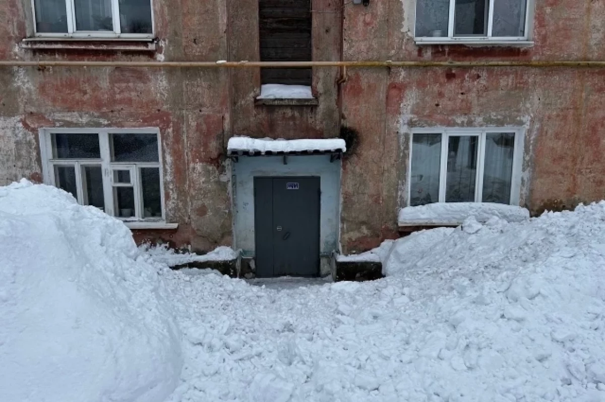 Глава СК потребовал доложить о падении снега с крыши на ребёнка в Прикамье