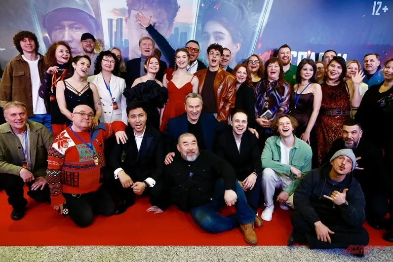 Съемочная группа фильма «Спасти бессмертного» на премьере в кинотеатре «КАРО 11 Октябрь»в Москве.