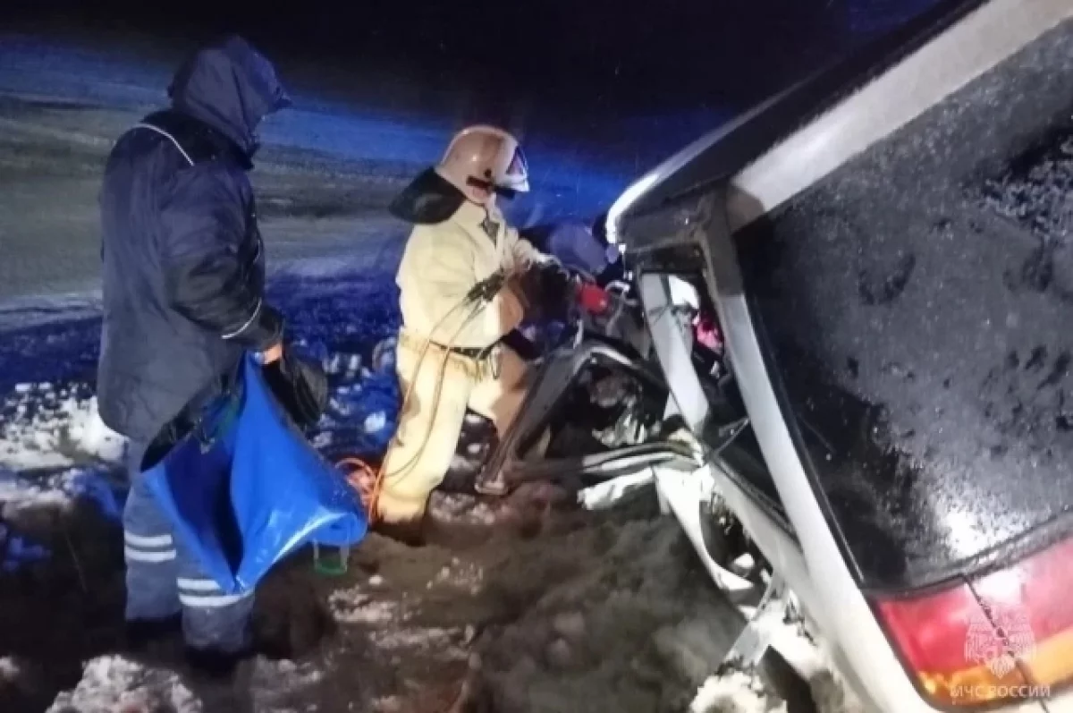 7 человек пострадали в серьезном ДТП с КамАЗом в Алтайском крае