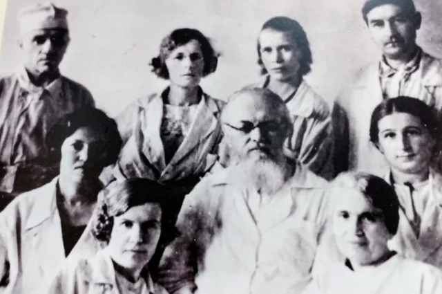 В госпитале под руководством Войно-Ясенецкого (в центре) работали молодые медики из Воронежа, Ленинграда. Он просил привозить с железнодорожного вокзала самых тяжёлых бойцов. 