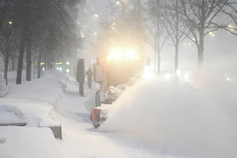 Мэр в своем телеграмм-канале поблагодарил сотрудников коммунальных служб, которые с раннего утра борются с последствиями снегопада.